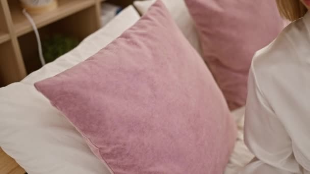 Jeune Femme Blonde Couchée Sur Lit Dormant Dans Chambre — Video