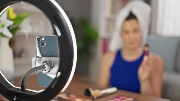Jovem Bela Mulher Hispânica Sorrindo Confiante Gravação Tutorial Maquiagem Casa — Vídeo de Stock