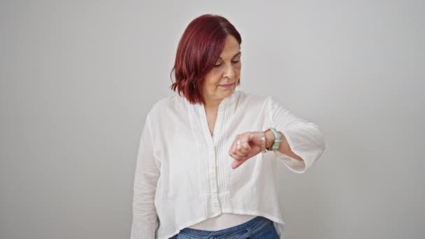 Mujer Mediana Edad Mirando Reloj Sorprendido Sobre Fondo Blanco Aislado — Vídeos de Stock