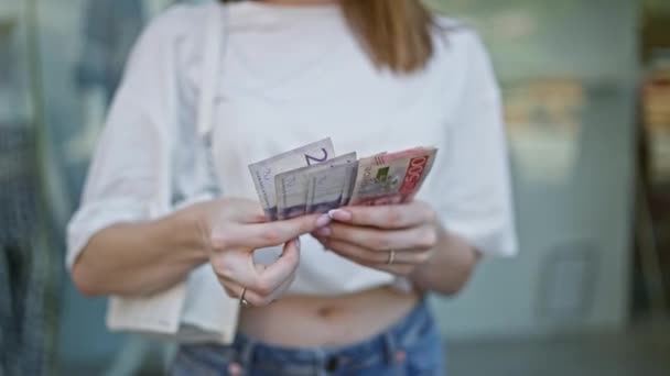 Joven Mujer Rubia Contando Billetes Corona Sueca Calle — Vídeo de stock