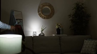 Kanepede oturan genç İspanyol iş adamı evde stresli oturuyor.