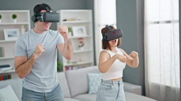 Schönes Paar Beim Boxen Mit Virtual Reality Brille Hause — Stockvideo