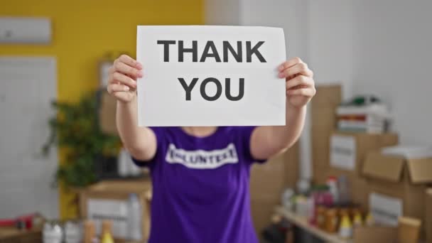 Junge Schöne Hispanische Freiwillige Hält Dankesbotschaft Lächelnd Charity Center — Stockvideo