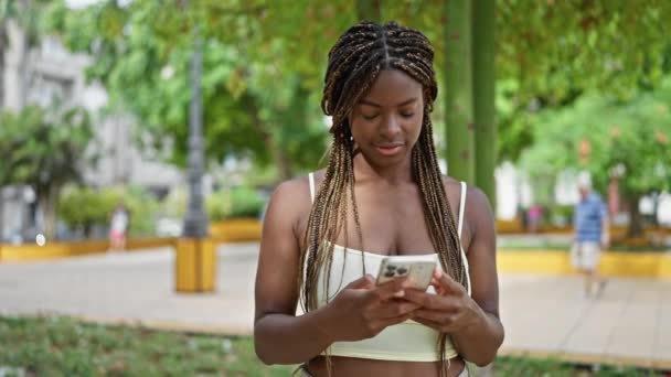 Afroamerykanka Używa Smartfona Poważnym Wyrazem Twarzy Parku — Wideo stockowe
