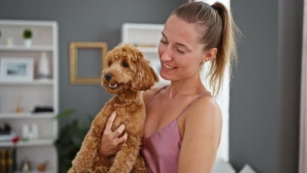 Νεαρή Καυκάσια Γυναίκα Σκύλο Φιλιέται Στο Σπίτι — Αρχείο Βίντεο