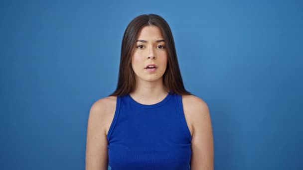 Mujer Hispana Hermosa Joven Rezando Sobre Fondo Azul Aislado — Vídeos de Stock