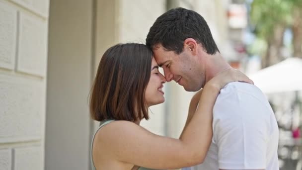 Belo Casal Abraçando Uns Aos Outros Olhando Para Céu Rua — Vídeo de Stock