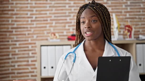 Africano Americano Mulher Médico Segurando Prancheta Falando Clínica — Vídeo de Stock