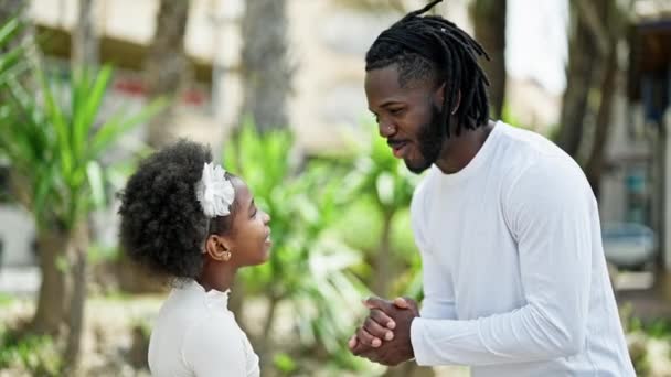 Afro Americano Padre Figlia Piedi Insieme Baci Testa Parco — Video Stock