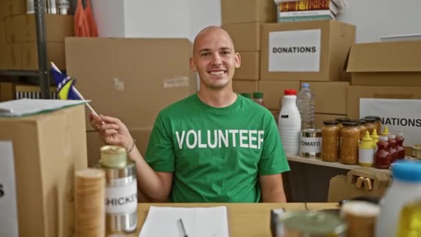 Jovem Hispânico Voluntário Sorrindo Confiante Segurando Bandeira Bósnia Centro Caridade — Vídeo de Stock