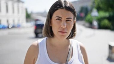 Viyana sokaklarında ciddi bir ifadeyle duran genç, güzel İspanyol kadın.