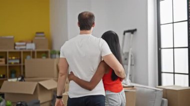 Güzel bir çift, birbirlerine sarılıp yeni evlerine bakıyorlar.