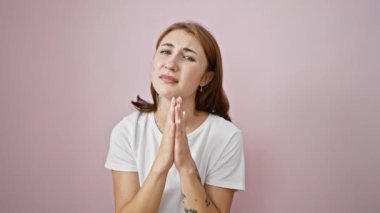 Genç bayan, lütfen elini uzat ve soyutlanmış pembe arka plan üzerinde el ele hareket et.