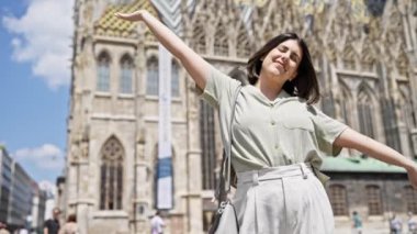 St. Stephen Katedrali 'nde kollarını açmış güzel İspanyol bir kadın.