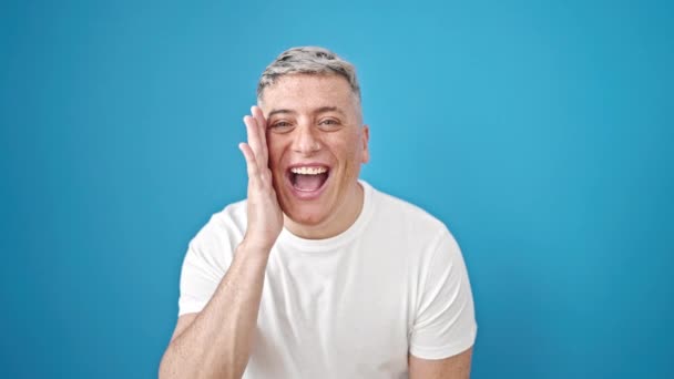 Young Caucasian Man Smiling Confident Screaming Isolated Blue Background — Stock Video
