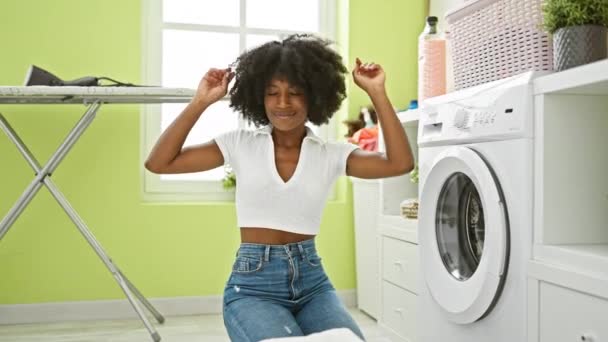 Mujer Afroamericana Sonriendo Confiada Lavando Ropa Bailando Lavandería — Vídeos de Stock