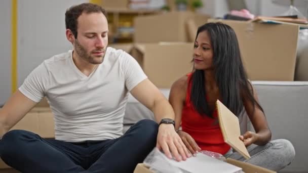 Güzel Bir Çift Yeni Evine Gülümseyen Karton Kutuları Açıyor — Stok video