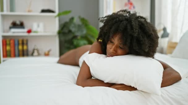 Africano Americano Mujer Abrazando Almohada Acostado Cama Buscando Sexy Dormitorio — Vídeo de stock