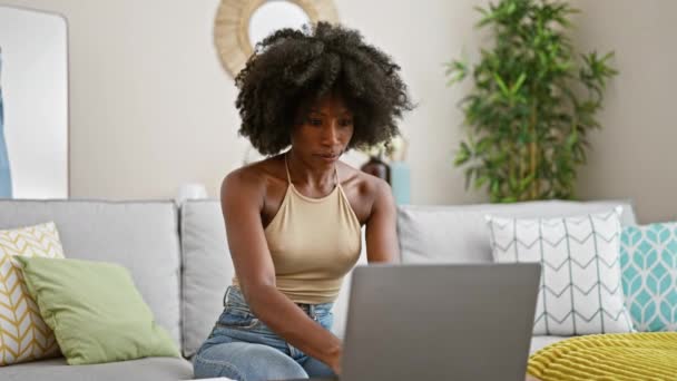 Kanepede Dizüstü Bilgisayar Kullanan Afrikalı Amerikalı Kadın Evde Stresli Oturuyor — Stok video