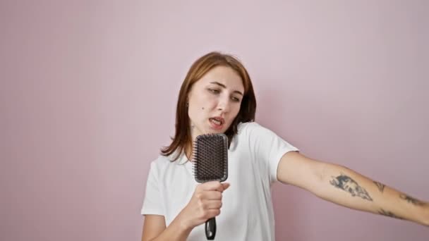 Νεαρή Γυναίκα Τραγουδούν Τραγούδι Χρησιμοποιώντας Βούρτσα Μικρόφωνο Πάνω Από Απομονωμένο — Αρχείο Βίντεο