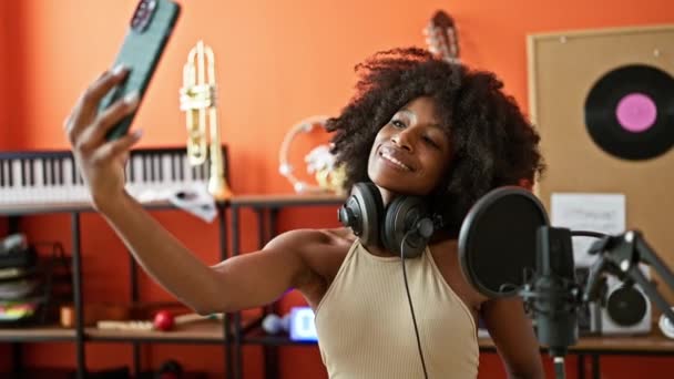 Afričanky Americká Žena Muzikant Nošení Sluchátek Aby Selfie Smartphone Hudebním — Stock video