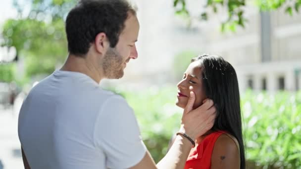Schönes Paar Lächelt Selbstbewusst Und Umarmt Sich Park — Stockvideo