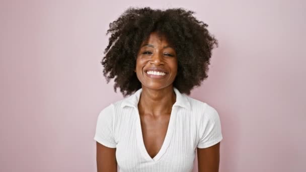 Afrikaans Amerikaanse Vrouw Blazen Kus Geïsoleerde Roze Achtergrond — Stockvideo