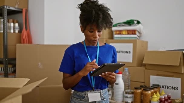Afroamerikansk Kvinna Volontär Med Touchpad Firar Välgörenhetscenter — Stockvideo