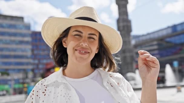 Mooie Jonge Spaanse Vrouw Glimlachend Vol Zelfvertrouwen Met Zomerhoed Straten — Stockvideo