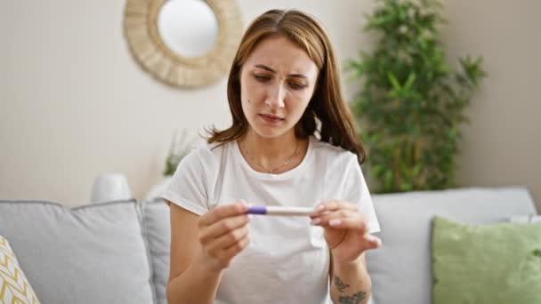 Kanepede Oturan Hamilelik Testi Yapan Genç Bir Kadın Evde Üzgün — Stok video