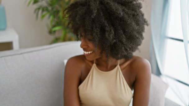 Afro Américaine Femme Souriant Confiant Regardant Vers Côté Maison — Video