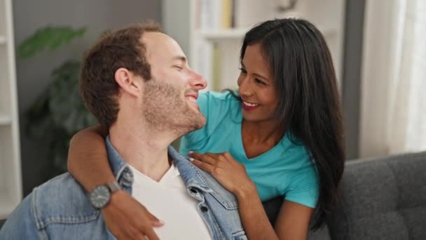 Beau Couple Embrassant Assis Sur Canapé Embrassant Maison — Video