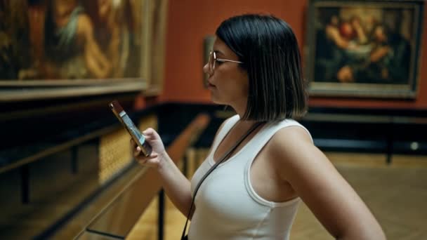 Jovem Bela Mulher Hispânica Visitando Galeria Arte Usando Smartphone Museu — Vídeo de Stock