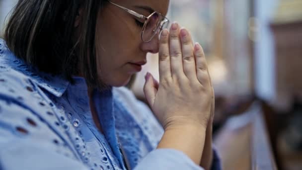 年轻美丽的惊慌失措的女人在圣卡尔伯罗密斯教堂的教堂长椅上祈祷 — 图库视频影像