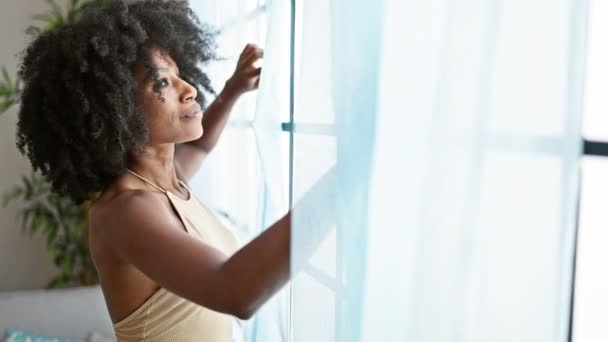 Femme Afro Américaine Souriant Rideau Ouverture Confiant Maison — Video