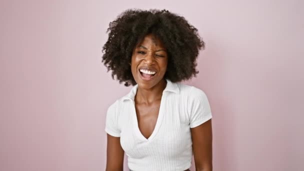 Africano Americano Mulher Sorrindo Confiante Fazendo Sinal Com Polegar Para — Vídeo de Stock