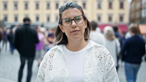 Mooie Jonge Spaanse Vrouw Glimlachend Vol Vertrouwen Straten Van Stockholm — Stockvideo