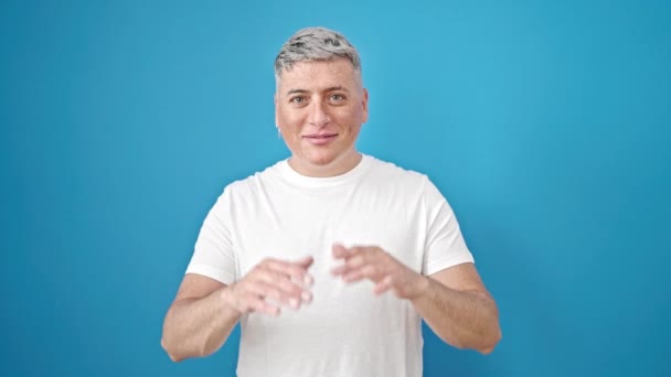 Młody Kaukaski Mężczyzna Stojący Niespodzianka Wyrażenie Nad Odizolowany Niebieski Tło — Wideo stockowe