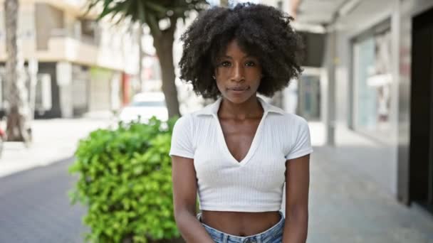 Afroamerikanerin Steht Mit Ernstem Gesichtsausdruck Und Verschränkten Armen Auf Der — Stockvideo