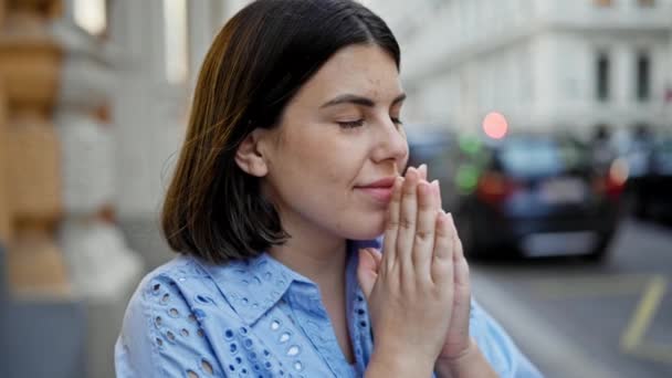 Νεαρή Όμορφη Ισπανίδα Που Προσεύχεται Κλειστά Μάτια Στους Δρόμους Της — Αρχείο Βίντεο