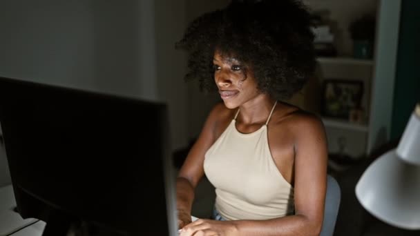 Afroamerykanka Kobieta Biznes Pracownik Pomocą Komputera Zrelaksowany Rąk Głowie Biurze — Wideo stockowe