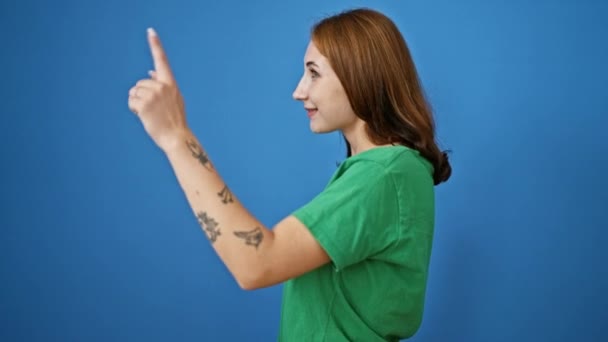 Genç Bayan Gönüllü Mavi Arka Planda Sırıtarak Yan Tarafı Işaret — Stok video