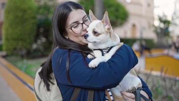 Молодая Латиноамериканка Собакой Чихуахуа Рюкзаке Улыбается Вместе Парке — стоковое видео