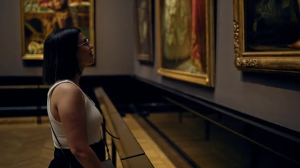 Joven Mujer Hispana Hermosa Visitando Galería Arte Museo Arte Viena — Vídeos de Stock