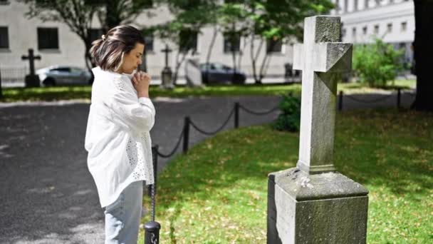 Όμορφη Νεαρή Ισπανίδα Που Προσεύχεται Και Θρηνεί Ταφόπλακα Στο Νεκροταφείο — Αρχείο Βίντεο