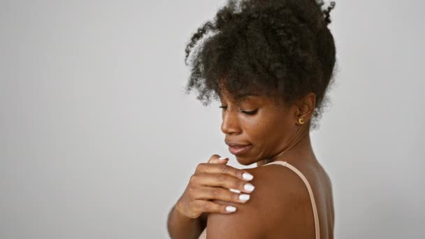 Donna Afroamericana Che Indossa Lingerie Applicando Trattamento Della Pelle Lozione — Video Stock