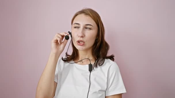 Junge Frau Call Center Agent Spricht Über Isolierten Rosa Hintergrund — Stockvideo