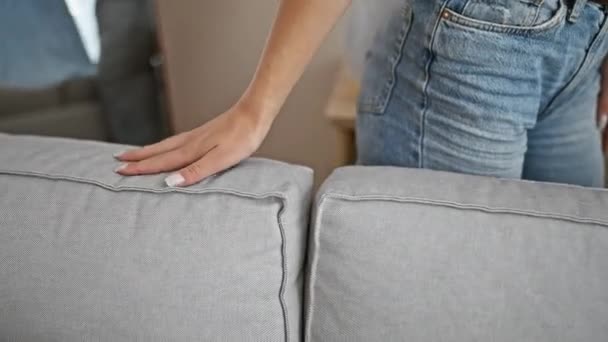 Genç Bir Kadın Evinde Elleriyle Kanepeye Dokunuyor — Stok video