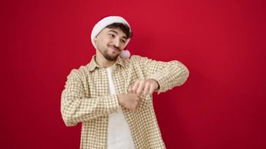 Stüdyoda başarıyı kutlayan Noel şapkalı mutlu adam..