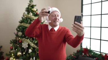 Son sınıf öğrencisi yeni videoyu yılbaşı partisinde akıllı telefonla kutluyor.